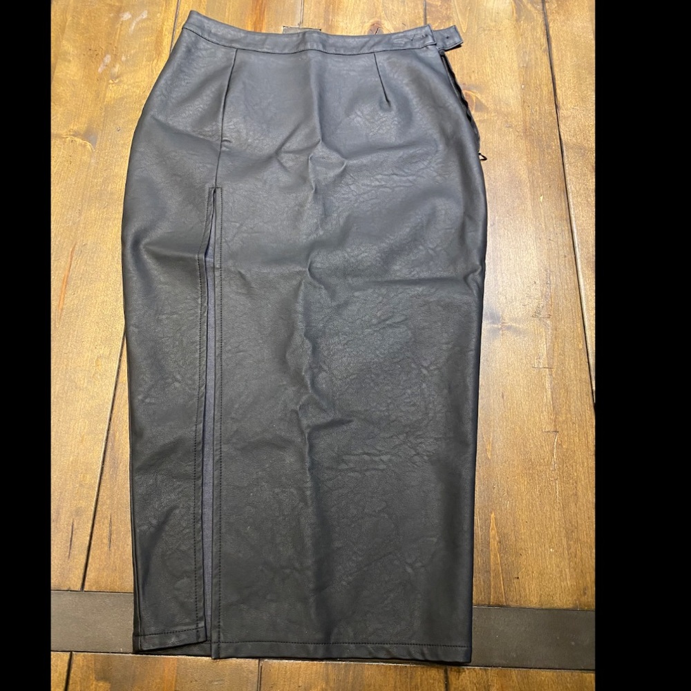 Hot Miami Styles Faux leather pencil skirt with slit